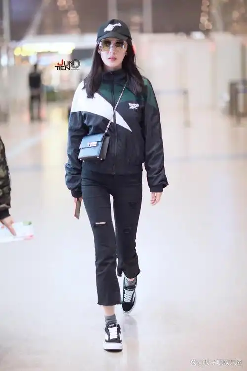杨幂全黑造型现身机场,时尚魅力尽显