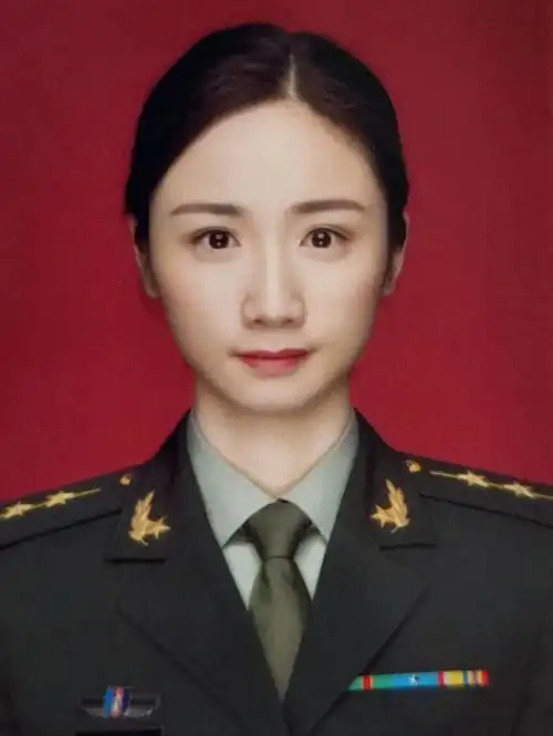 2016年,曹元媛在解放军某部工作的军装证件照.