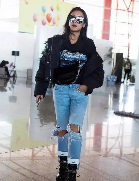 原创31岁吉克隽逸不输时尚界陈志朋短裙外搭红外套双马尾太拉风