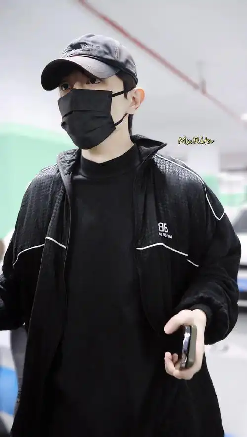 邓伦#捕捉一只藏在黑哥身后的小可爱 9301