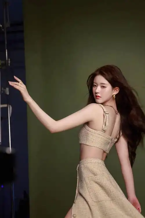 赵露思工作室在7月13日公开了一组令人叹为观止的小香风写真照片