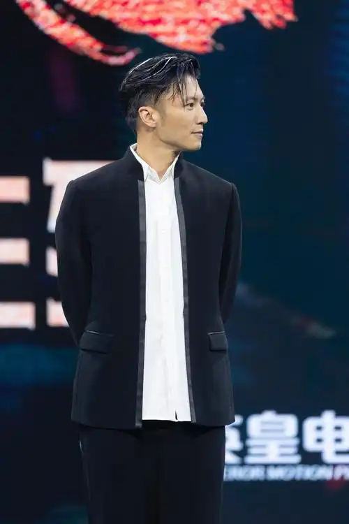 原创谢霆锋亮相冬奥活动穿上西装太显魅力了这造型时髦又帅气