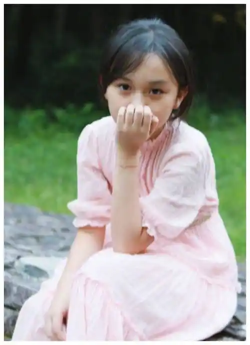 原创刘楚恬怕是被上帝吻过腿穿过膝长裙还能走出130cm腿