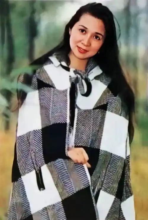 59岁蔡明年轻时真甜美毛衣搭丝巾洋气高贵现在穿依然很时髦