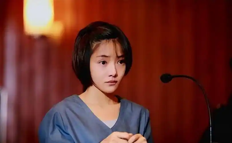 而邓家佳也同样优秀,2013年,她与孙红雷,郭富城合作《全民目击》,彼时