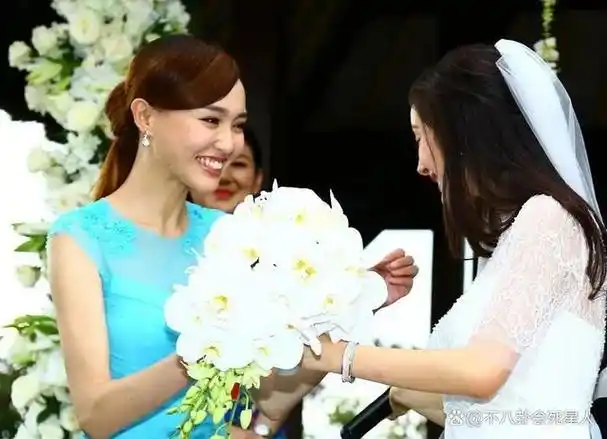 杨幂结婚时,刘诗诗同样缺席,唐嫣则成为了杨幂结婚时唯一的伴娘,两人