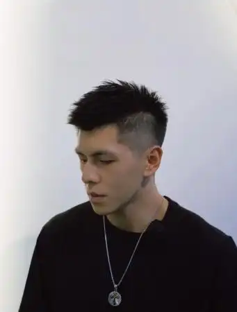 男士圆脸适合的短发(8款圆脸最适合短发男士)-知道啦