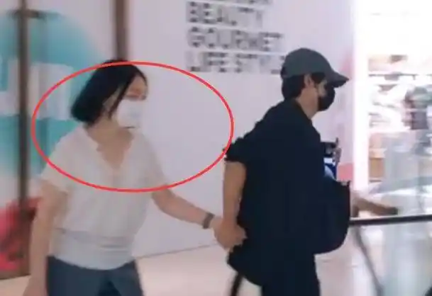 原创李维嘉找路人假装女朋友谁注意两人咋走路的难怪杨洋没认出