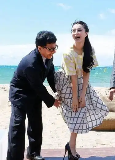 范冰冰和成龙同框照曝光,范冰冰裙子不合适一脸不开心