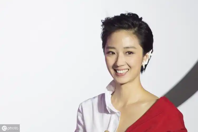 "短发精灵"桂纶镁,撩裙动作好优雅