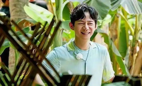 何炅49岁惊艳转型狼尾造型引领潮流岁月不败真美人