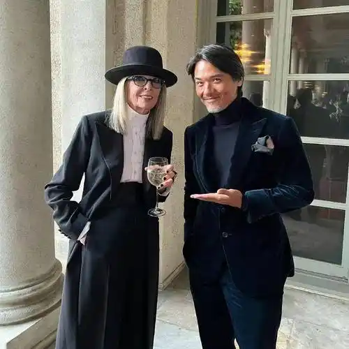 年仅48岁的冯德伦,已是黄面白须,双鬓斑白,千金难买个人喜欢!