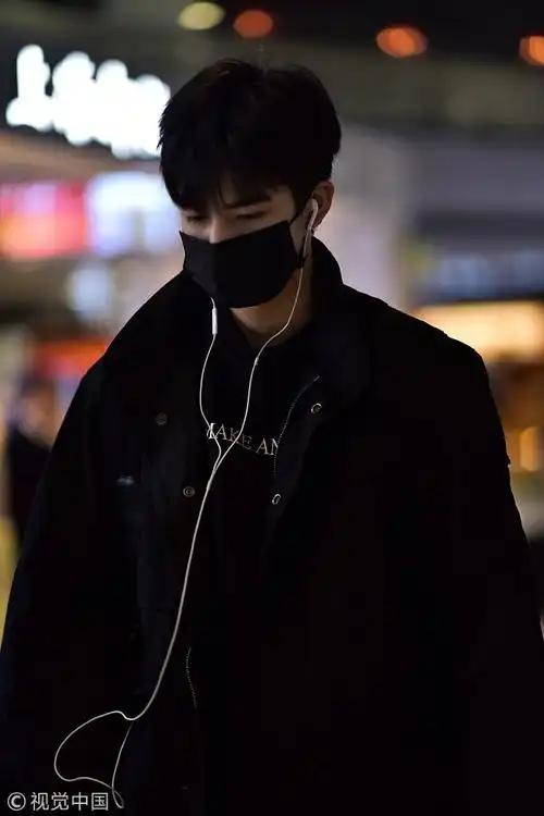 小鲜肉宋威龙全黑look酷劲十足 机场秀大长腿口罩难遮帅脸