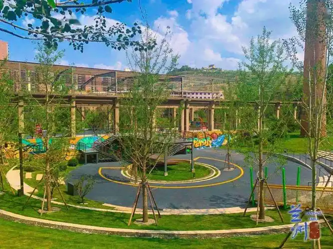 61拾光公园利用部分老厂区原址建设的公益性社区公园儿童游乐空间