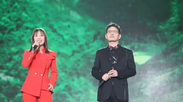 云朵竟然结婚了?与老公对唱情歌《手心里的温柔》,双眼满是甜蜜