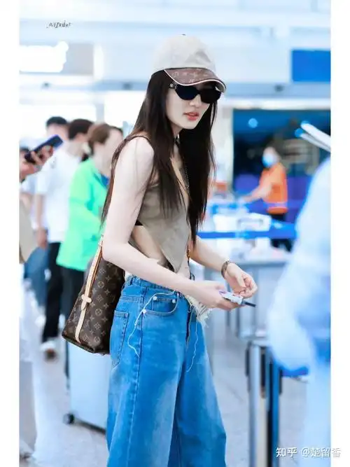 徐璐穿t恤 牛仔直筒裙 两个丸子头,似邻家女孩甜美可爱 - 知乎