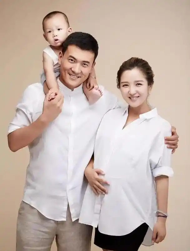 媒体多次抓拍到释小龙已经隐婚生子的情况,甚至还有照片显示他与妻子