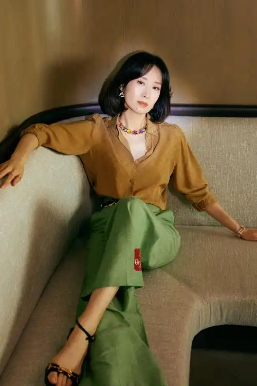 44岁刘敏涛身材保养太好黑t恤配阔腿裤休闲装依旧气场强大