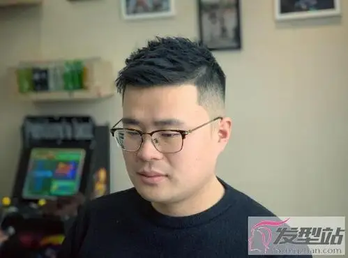 脸圆的男生适合什么发型 圆脸男生也可以拥有超帅发型