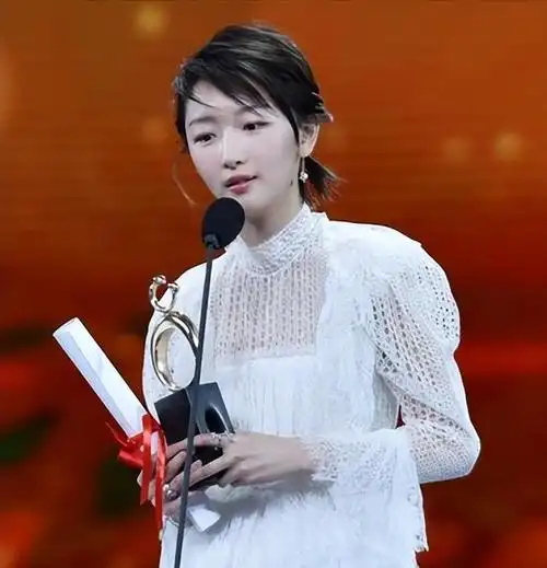 人前清纯无害小白兔,人后私生活糜烂,三金影后周冬雨真不简单!