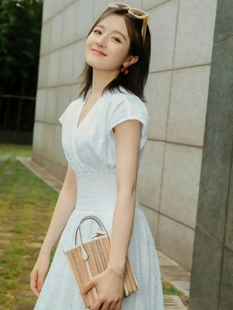 李兰迪终于又漂亮了,白色连衣裙搭配真的很好看!