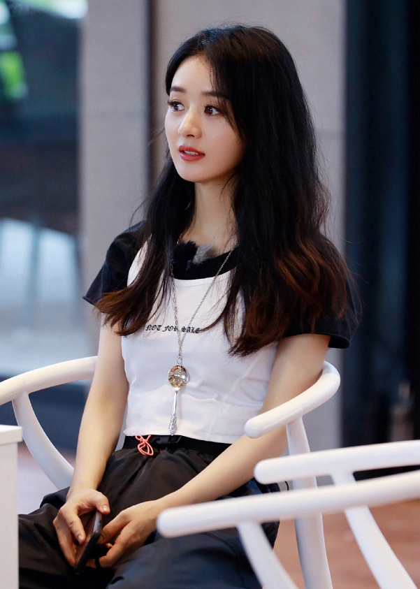 赵丽颖为了凹造型拼了18度天气穿露脐衫网友看着都冷