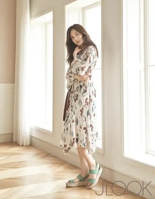 组图:新婚人妻成宥利拍写真 披白纱幸福洋溢