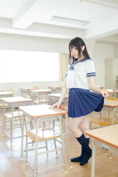 大眼睛的黑直长校服少女