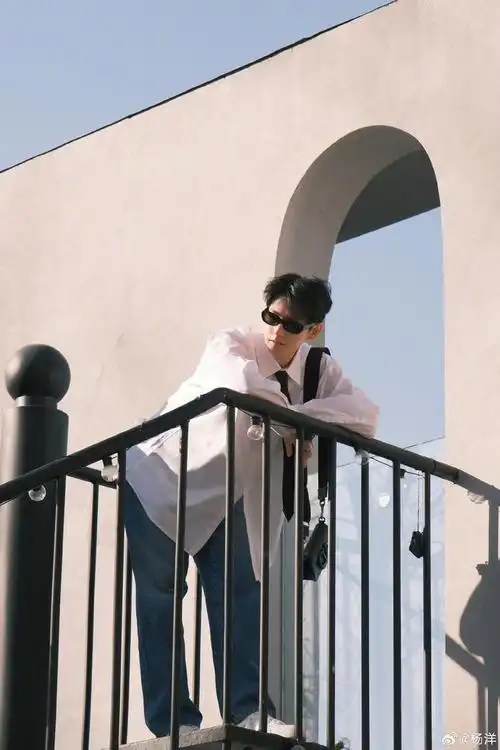 杨洋新年后的第一拍白衬衫黑领带墨镜造型简直太酷太帅了吧