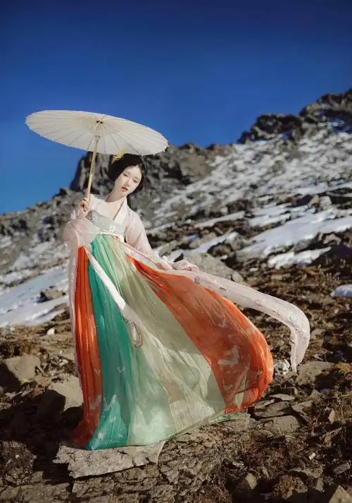 古风美女惊艳古装秀,薄纱抹胸唐制汉服仙气十足