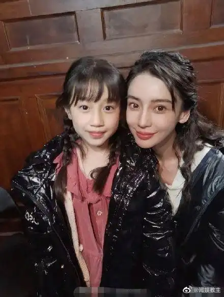 baby,王安宇与小演员合照曝光,baby的脸几乎和小演员的一样大小_孩子