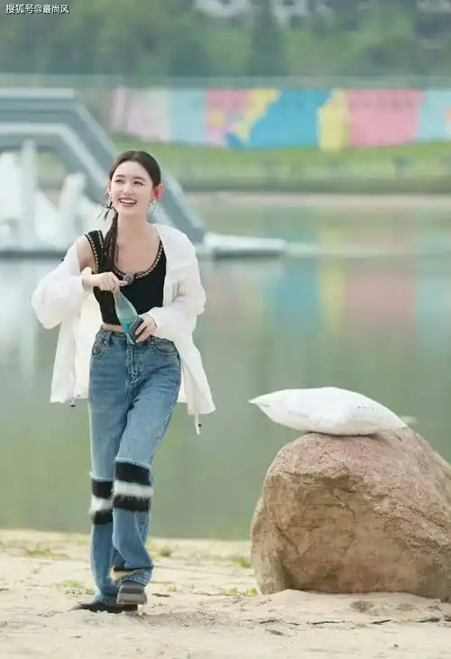 牛仔裤 黑色吊带背心,这样的蒋依依好飒_个性_是一种_休闲风