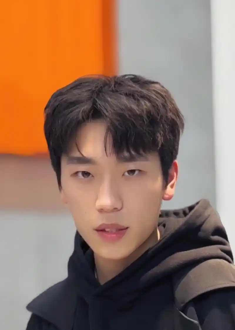 菱形脸男生适合什么发型 兄弟们我相信大部分菱形脸男生去理发店剪的