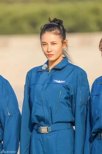 组图:真的上天了!佟丽娅身穿飞行服英姿飒爽