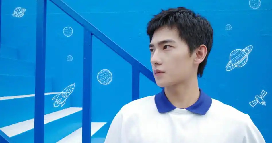 热巴和杨洋真吻还是借位(杨洋新剧上演"抱头吻",亲自为热巴扣衣服