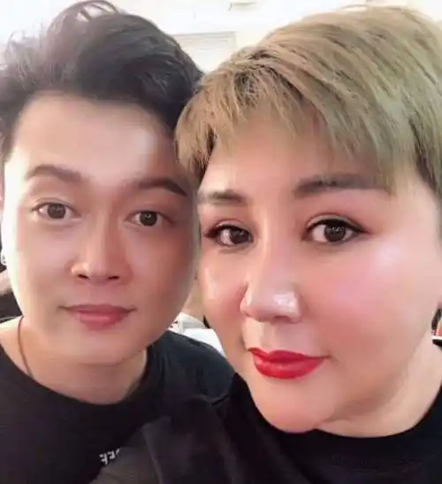 三个人胖乎乎的,圆圆的,一看就是一家人_胡中惠_王惠_相声