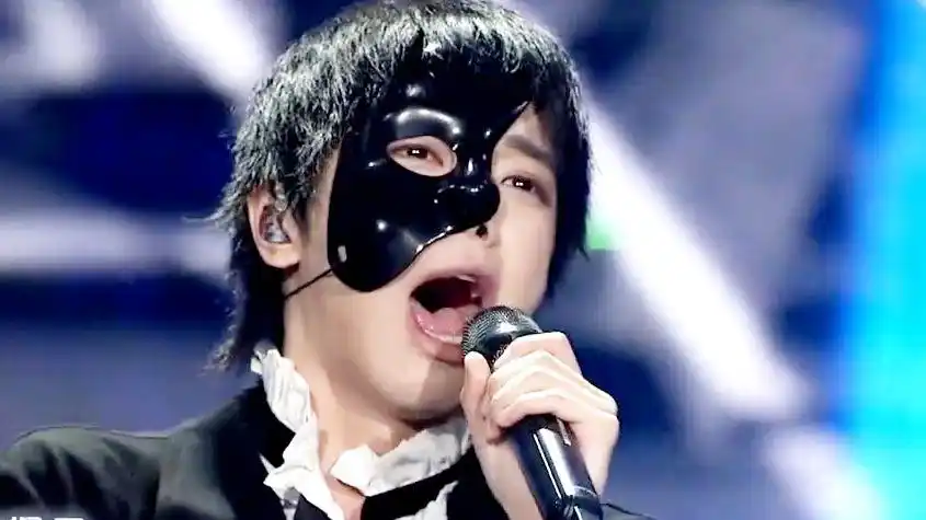 华晨宇带着面具唱这首歌,深情演唱感动全场,连杨坤都热泪盈眶