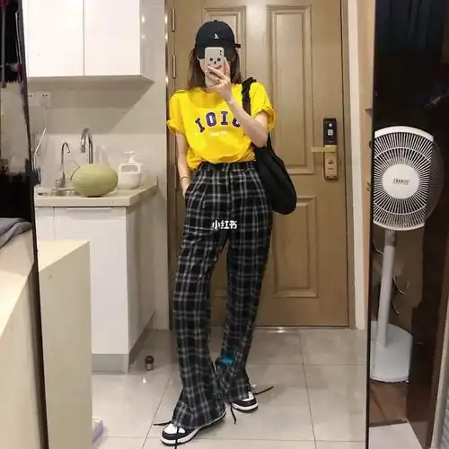 有质感的格子裤搭配彩色t恤