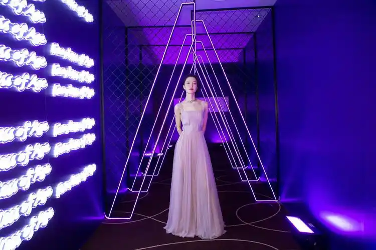 分享一组杜鹃图片给大家,图中的明星图片壁纸会点缀你的电脑桌面,美化