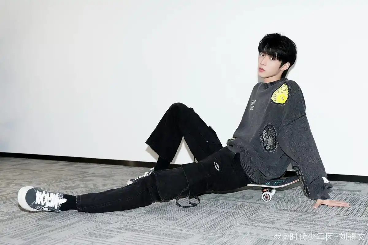 刘耀文终终终于更新帅照了你的滑板少年已上线