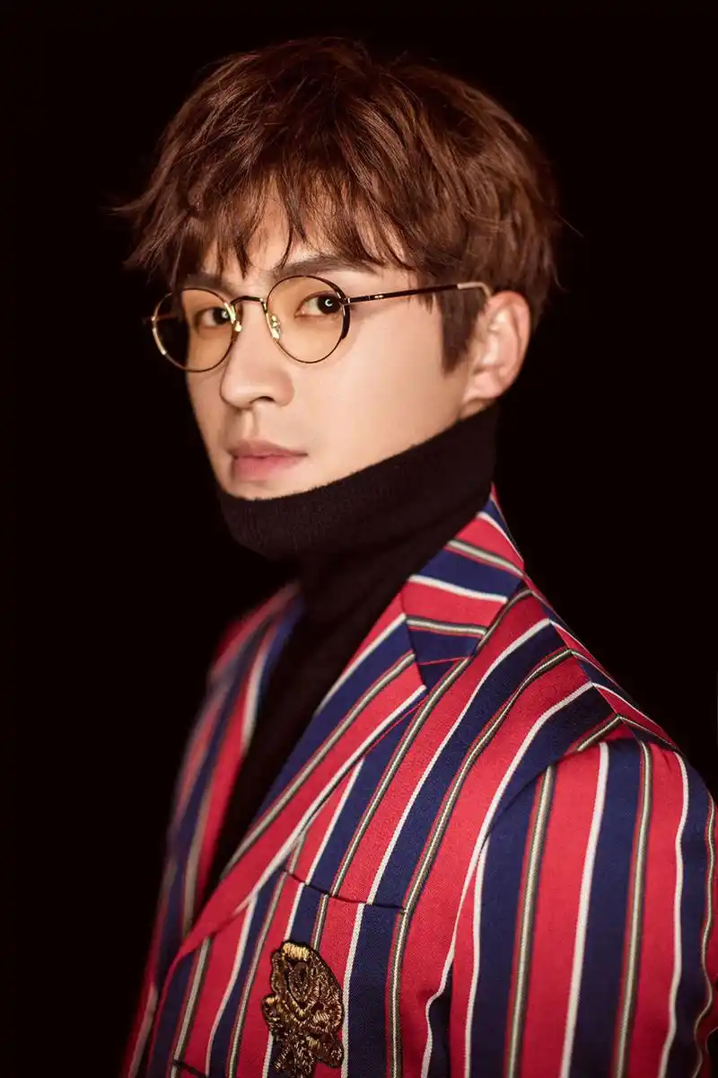 高泰宇520写真来袭 笑容治愈彰显暖男风范