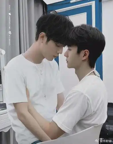 战x真绿茶渣男啵 损友李志回宿舍的时候,发现门口堆满了花和各种各样