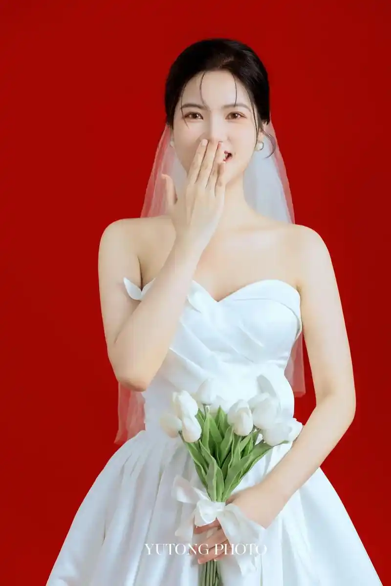 第一眼就爱上的红底白纱婚纱照鲨疯啦!俏皮喜庆又甜蜜满满的婚 - 抖音