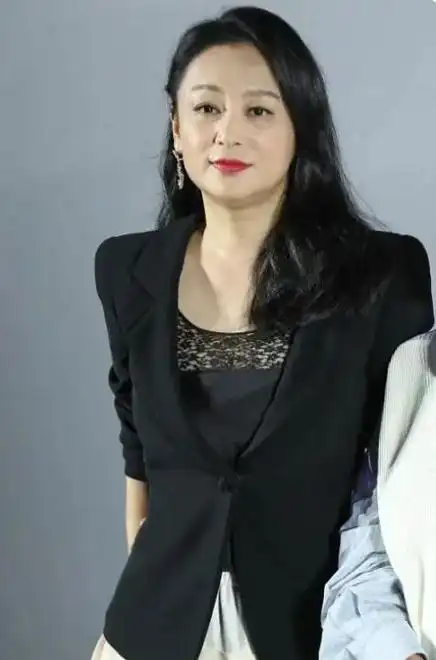 陈红现身近照才55岁就衰老成这样脸松弛下垂还塌鼻子