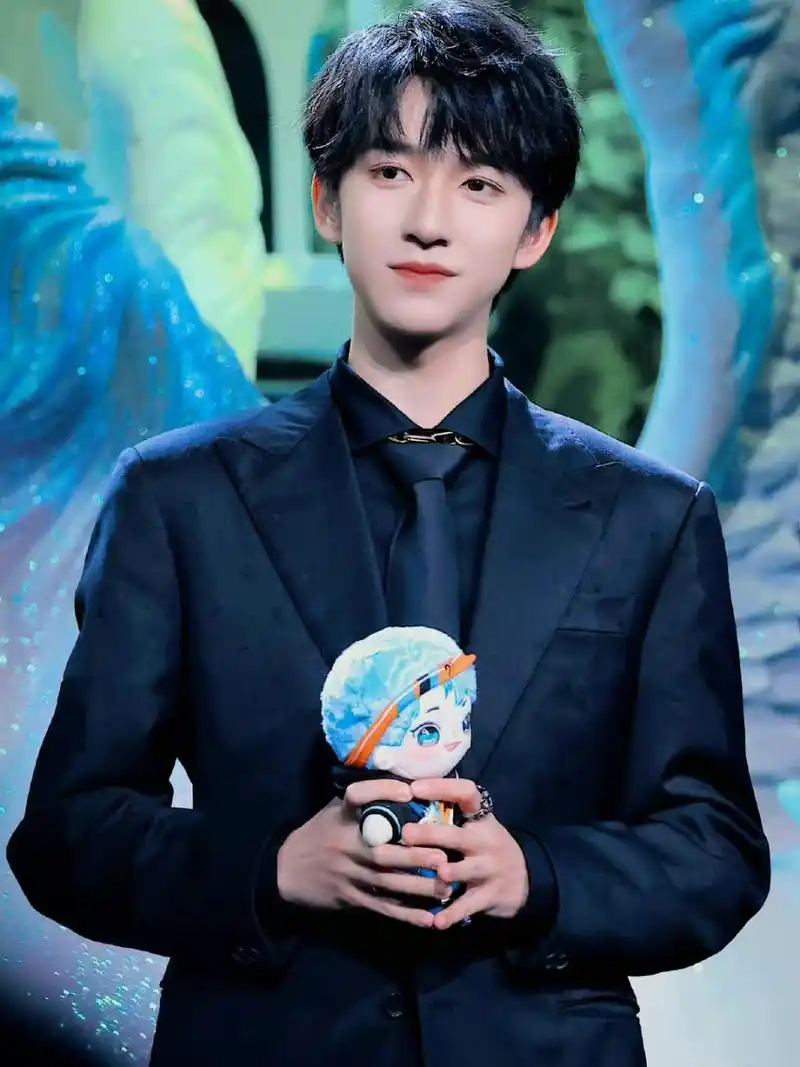 贺峻霖# 穿西装也很帅!