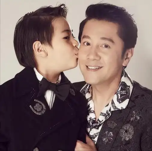 其实,在秦娟之前,蔡国庆还有两段跨国恋,一段是和美国女孩儿艾斯,另一