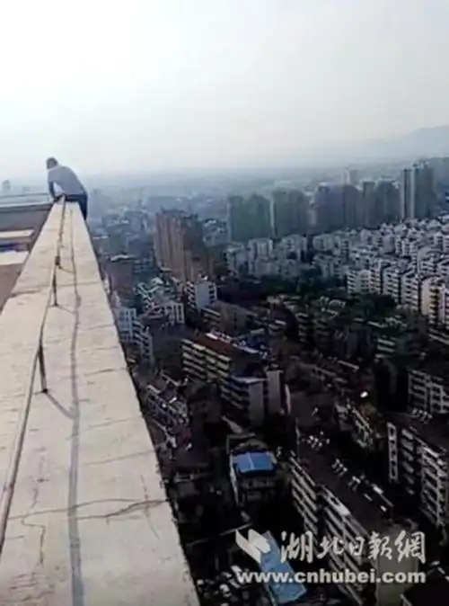 丢手机爬天台索赔 男子因扰乱单位秩序受到治安处罚