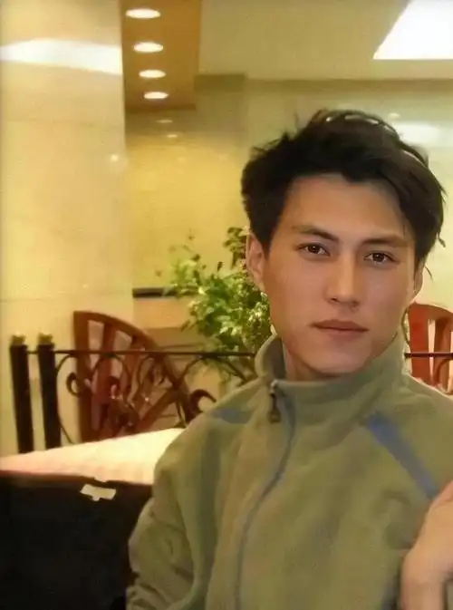 回顾靳东:与离过婚的江珊同居5年,咋又转身娶了二婚的