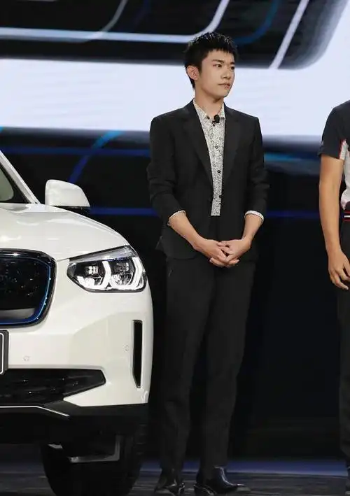 易烊千玺各个年龄的身高(易烊千玺官方身高176)2