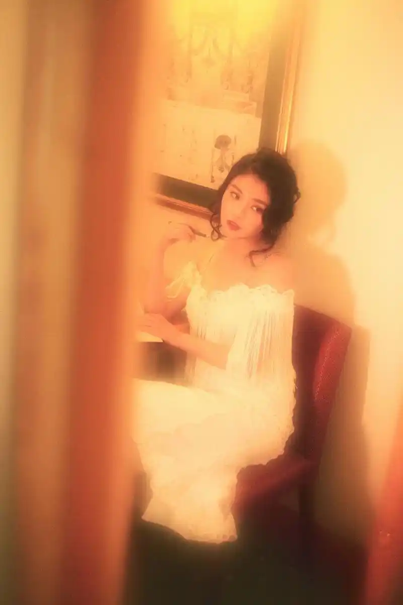 徐冬冬复古大片港味十足露肩白色纱裙性感迷离